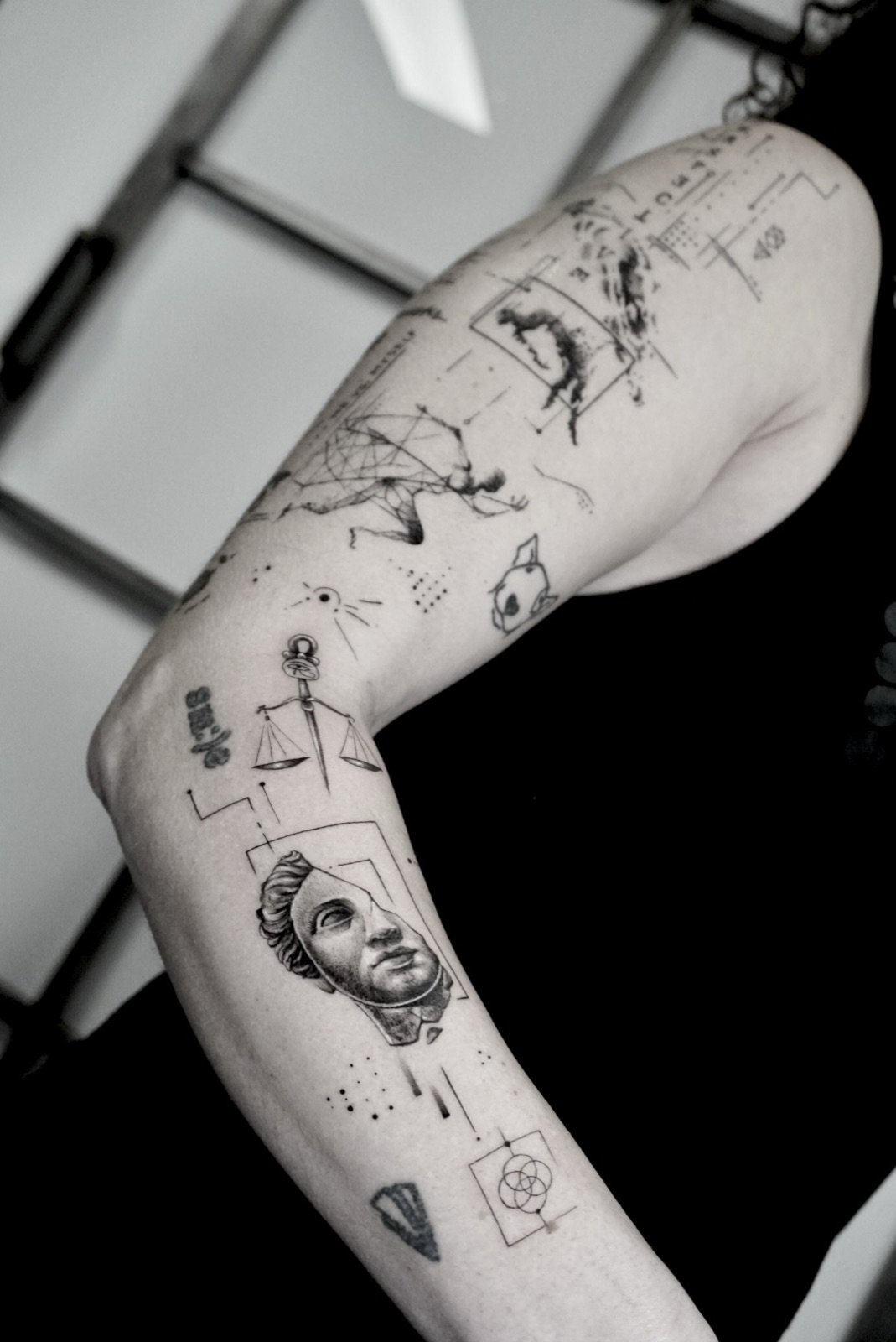 Brazo completo tatuado, composición de piezas